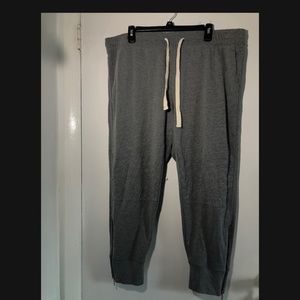 Sweatpants with zipper on the bottom sides.